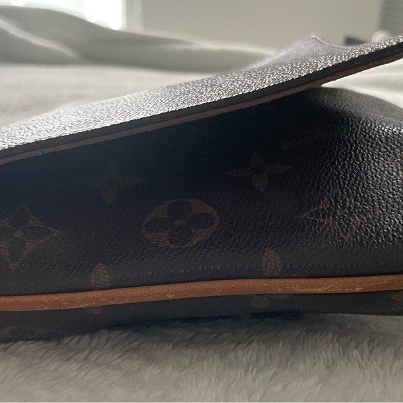 Louis Vuitton
with Tan Leather Strap
Musette Tango Short Shoulder Bag Brown
🤎🤎🤎 - Picture 7 of 13